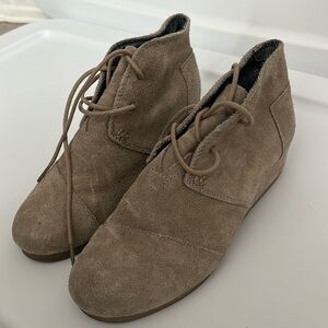 Tom’s Wedge Bootie size Y4